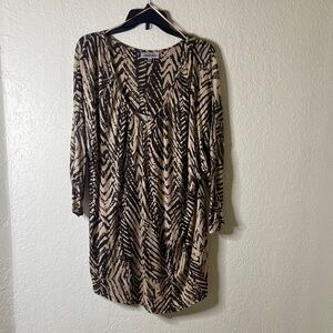 Jennifer Lopez Tan and Black Tunic Top